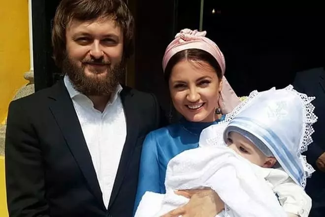 Mikhail Homa e Olya Tsibulskaya com uma criança de esperança