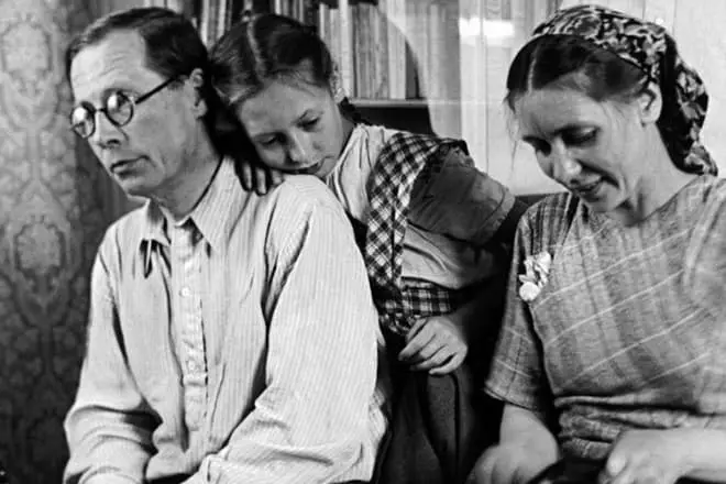 Nikolay Zabolotsky dan isterinya Ekaterina Klykov dengan anak perempuan Natalia