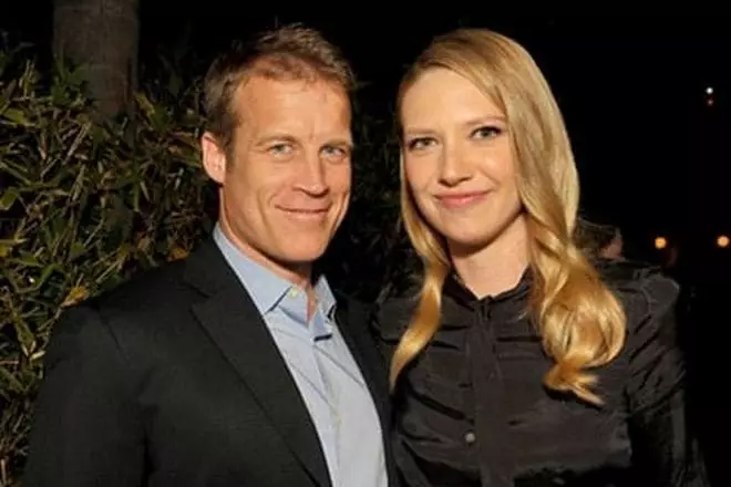 Anna Truv and Mark Valley