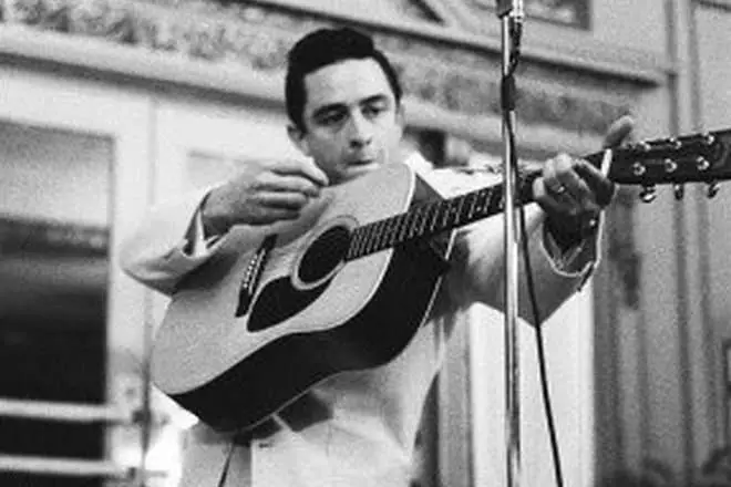 Səhnədəki Johnny Cash