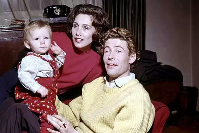 သူမ၏သမီးနှင့်အတူ Peter O'Toull နှင့် Sean Phillips