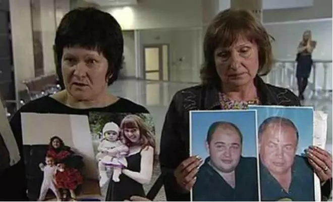Συγγενείς των θυμάτων της συμμορίας του Σεργκέι Τσάντζα με φωτογραφίες των νεκρών