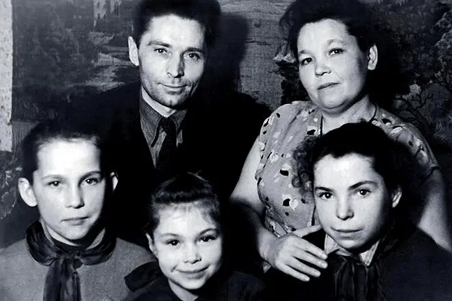 اولگا بوگدانووا به عنوان یک کودک با خانواده اش