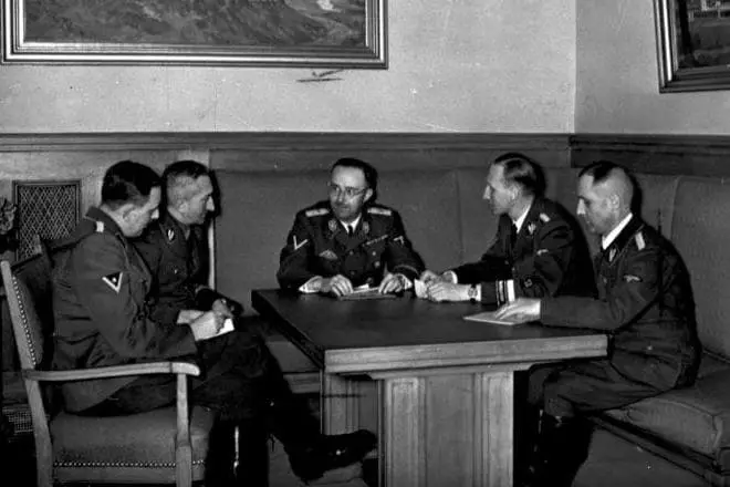 Reinhard Heydrich sanāksmē Henrijā Himler