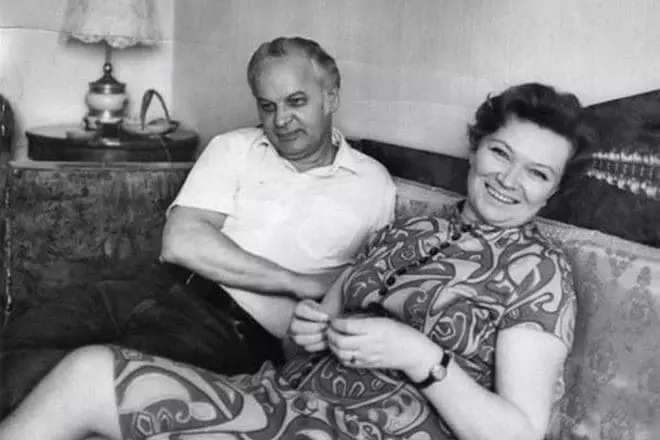 Stanislav Rostotsky和他的妻子尼娜蒙手娃娃