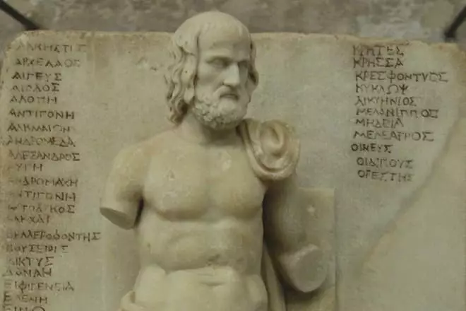 รูปปั้น Euripida