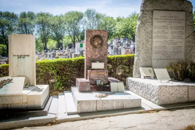 Monumenta Henri Barbus li goristana li Parîsê ji hêla Masterên Ural ve hatî çêkirin