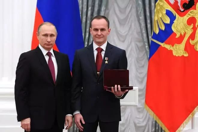 Vladimir Putin presents Sergey Ryazan's title Hero of the Russian Federation