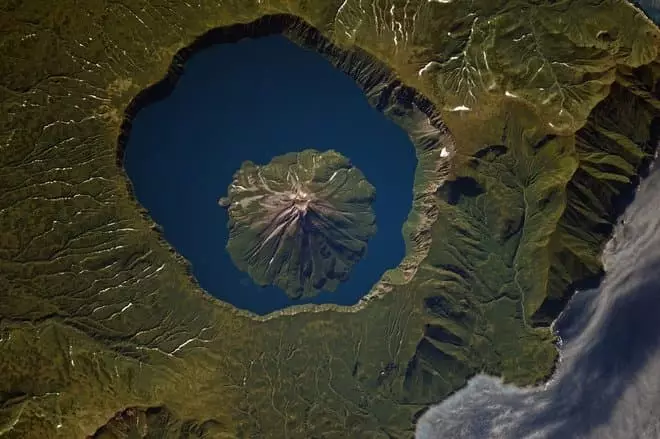 Фота вулкана Креницына, зробленае Сяргеем Разанскім з космасу