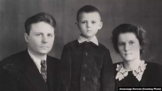 Egor Ligachev i ungdom med sin kone og sønn