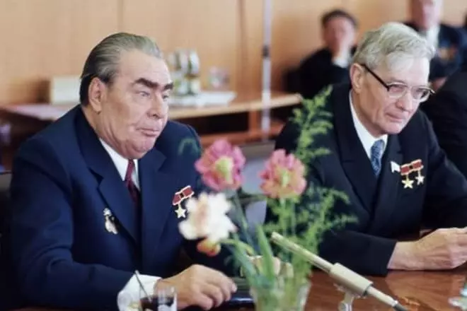 Mikhail Suslov agus Leonid Brezhnev