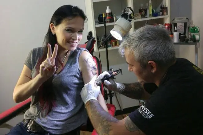 Tarny Turunn tetoválást tesz