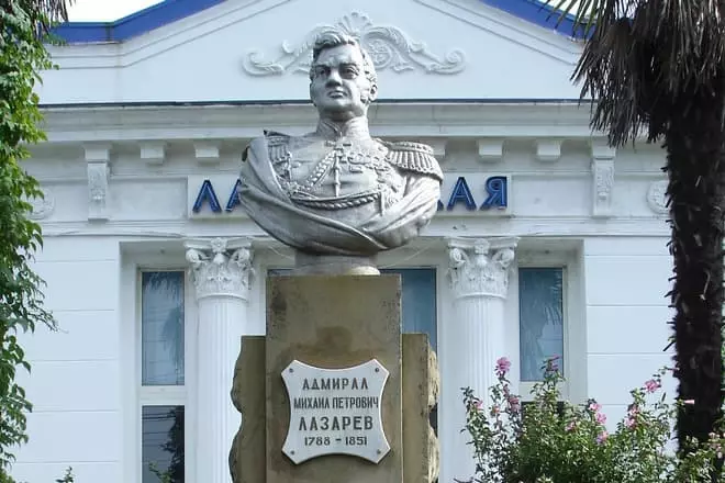 نصب تذكاري إلى ميخائيل Lazarev في سوتشي