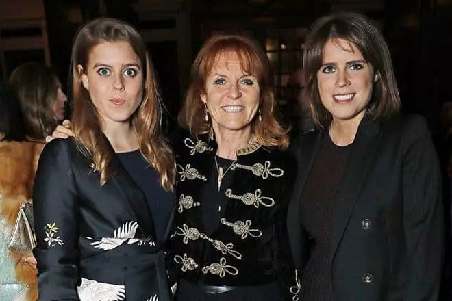 Sarah Ferguson með dætrum