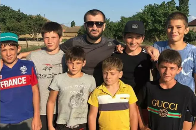 Abubakar Nurmagomedov با کودکان روستای Shamhal