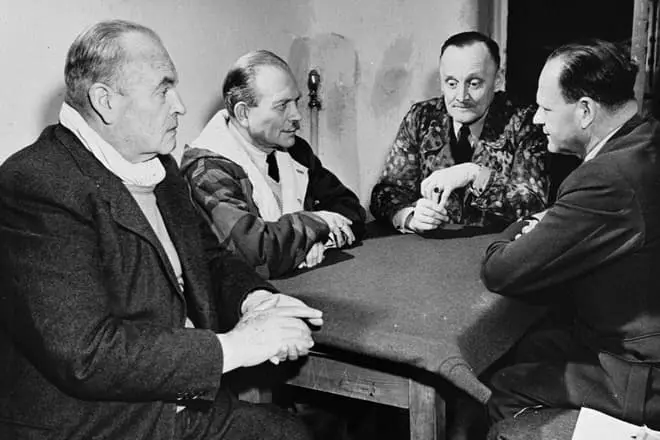 Saksan kenraalit Schlelele, Guderian, Stampf ja Milch Pelikortit Nürnbergin vankilassa