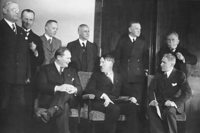 Herman Gering og Adolf Hitler med ministerkabinettet