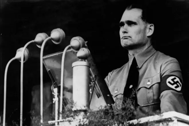Rudolf Hess na pódiu