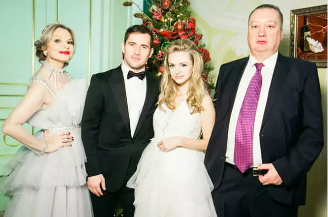 Vadim Tulpen mit seiner Frau, Tochter Mailand Kerzhakaya und dem Schwiegersohn
