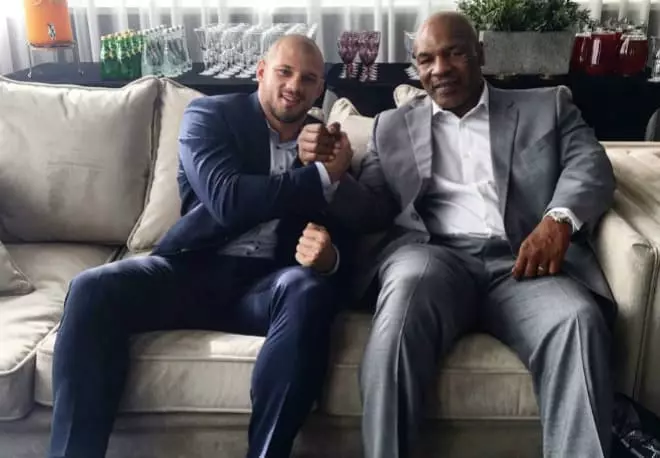 Ivan Shtyokov dengan Mike Tyson pada tahun 2018