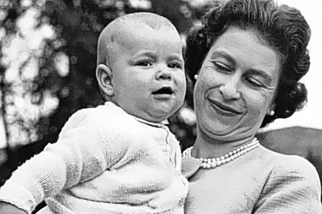 Prince Andrew nell'infanzia e sua madre Elizabeth II