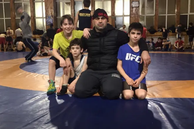 Shamil Abdurahimov dengan kanak-kanak