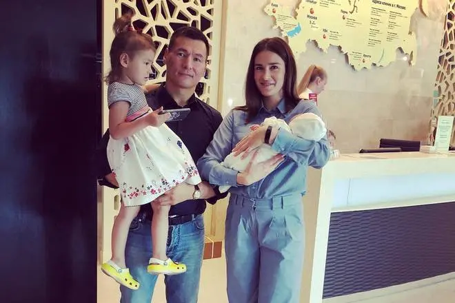 Batu Hasikov ailesiyle birlikte