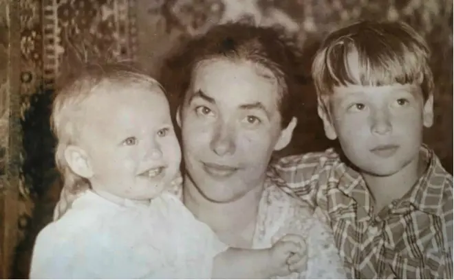 میخائیل ژوکوف (سمت چپ) با مادر و برادر سرگئی