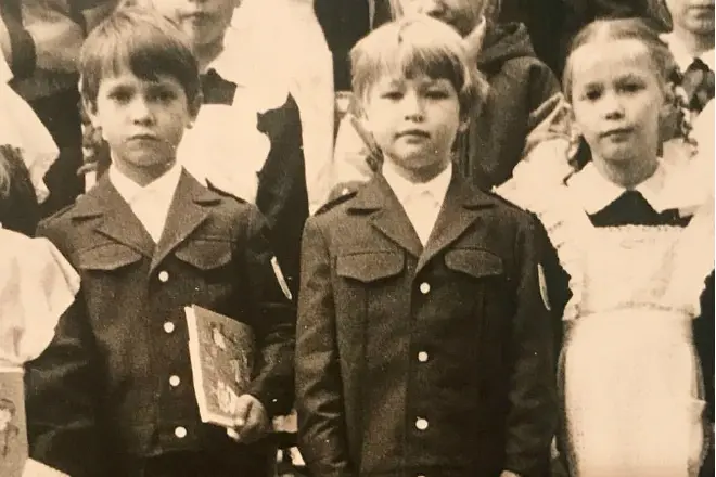 Mikhail Zhukov (tengah) di sekolah