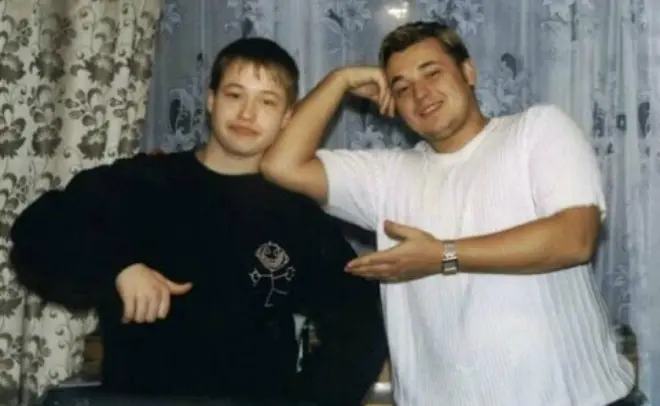 Mikhail Zhukov met Brother Sergey in zijn jeugd