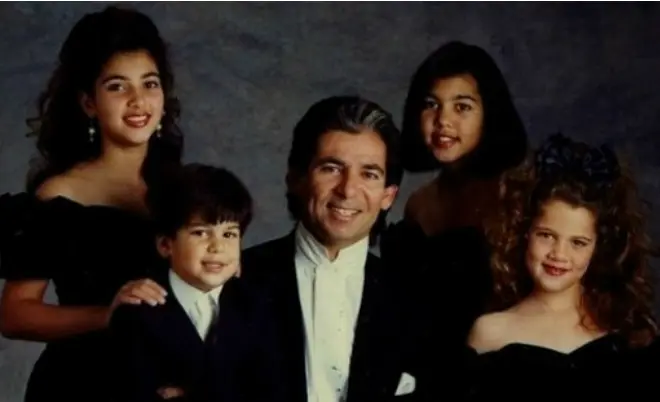 Роб Кардашиан с баща си и сестрите си