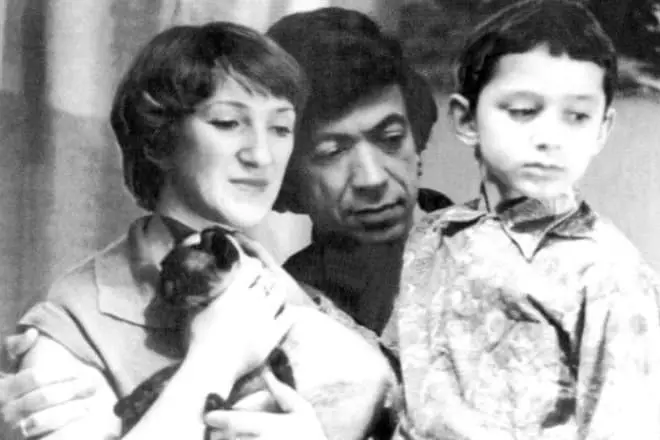 Галина Старовоитова со првиот сопруг и син