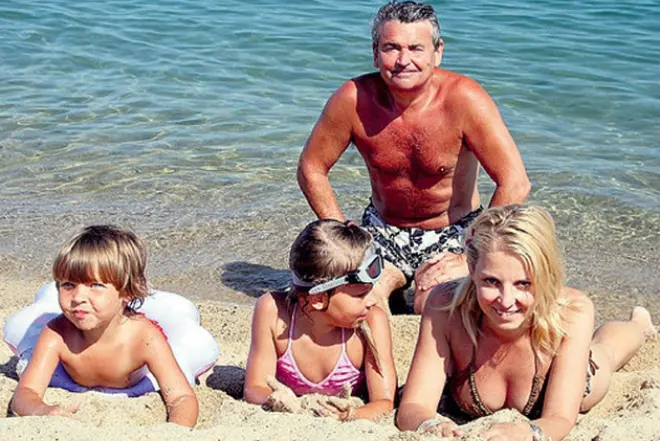 Irina Lukyanova co seu marido e fillas