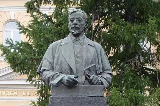 Ivan Sehenov的纪念碑