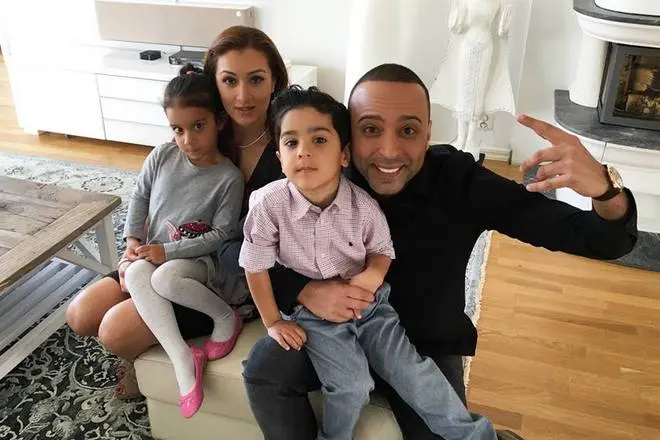 Arash y Bekhnaz Ansari con niños