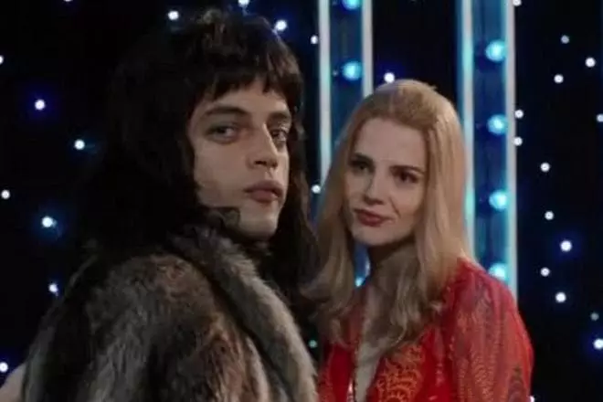 Rami Malek fir-rwol ta 'Freddie Mercury u Lucy Bointon bħala Mary Austin fil-film "Bohemian Rhapsodia"