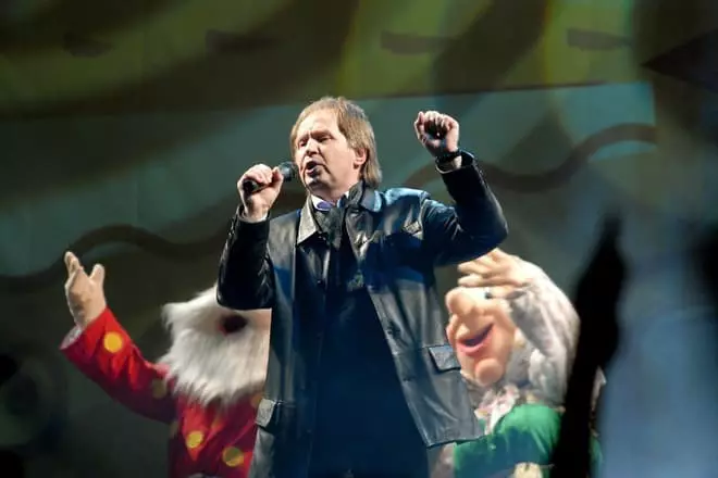 Cantante Igor Ivanov no escenario