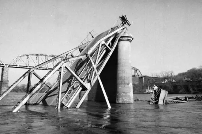 Silver bridge collapse