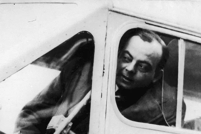 Antoine de Saint-Exupery in de cockpit