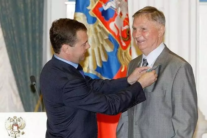 Dmitry Medvedev Awards Viktor Tikhonov