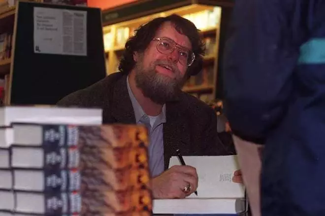رابرت اردن کتاب ها را امضا می کند