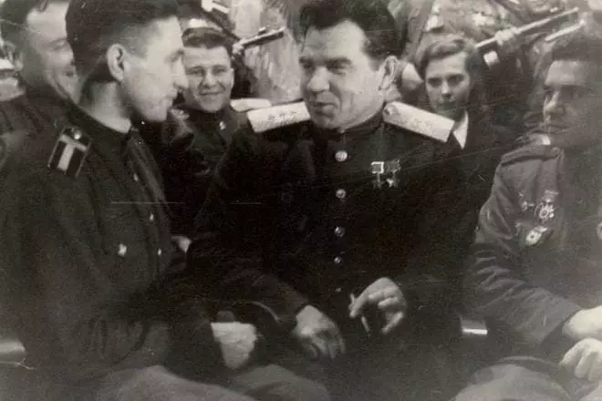 Vasily Chuikov met soldate