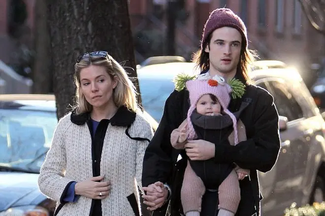 Sienna Miller y Tom Starridge con su hija.
