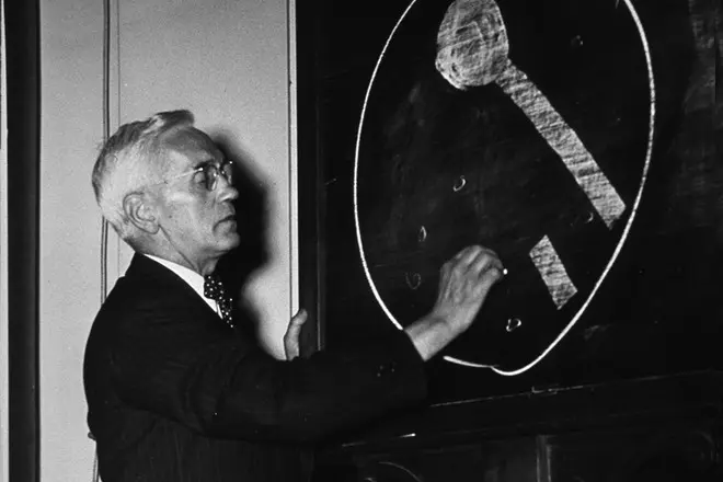 Alexander Fleming explique la signification des antibiotiques