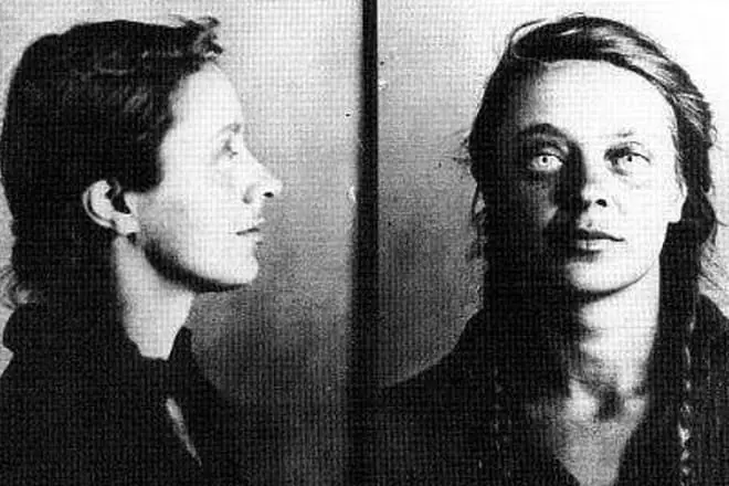 Ariadna Efron während der Festnahme