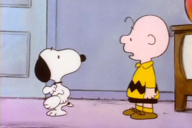 Charlie Brown at Snoope.