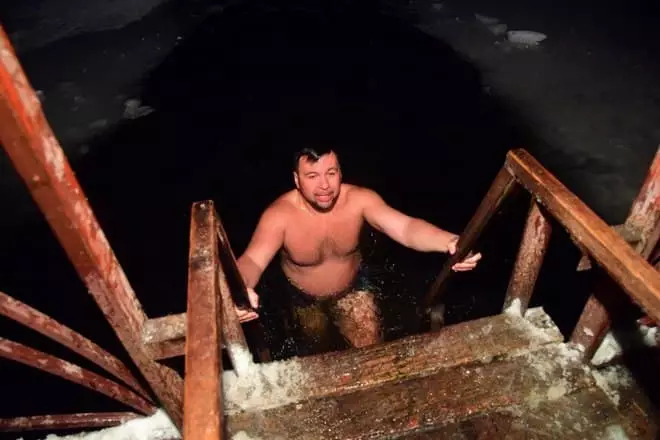 Denis Pushilin kąpie się w dziurze