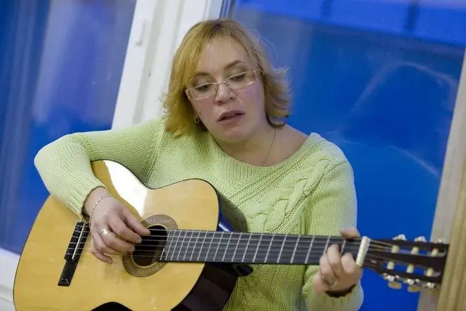 Olga dara na Guitar