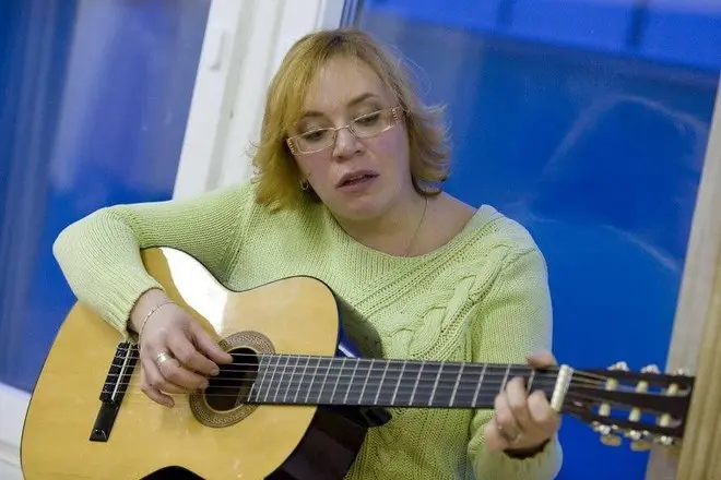 Olga gitarra batekin erori zen