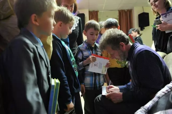 Andrei Usachev distribuerar autografer till barn